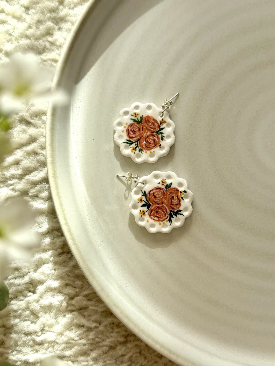 Rose pattern round earrings